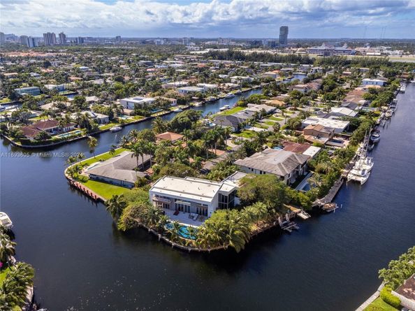 400 Tamarind Dr, Hallandale Beach FL 33009