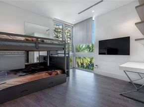400 Tamarind Dr, Hallandale Beach FL 33009