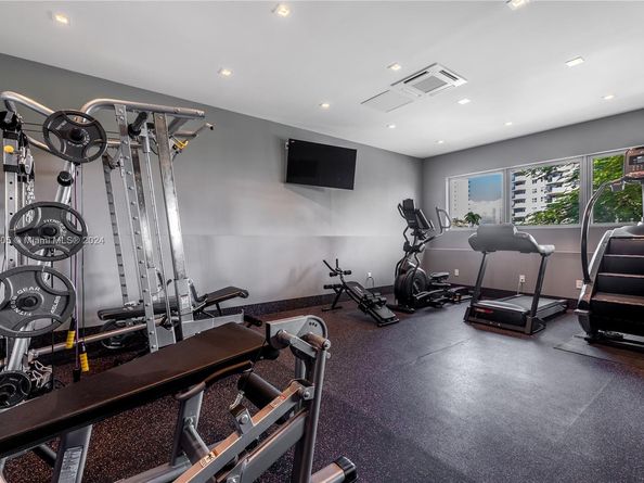 400 Tamarind Dr, Hallandale Beach FL 33009