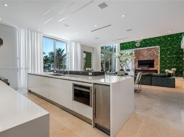 400 Tamarind Dr, Hallandale Beach FL 33009