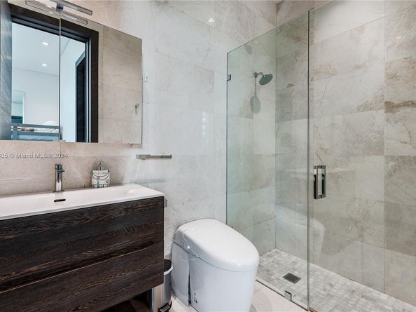 400 Tamarind Dr, Hallandale Beach FL 33009