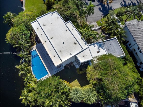 400 Tamarind Dr, Hallandale Beach FL 33009