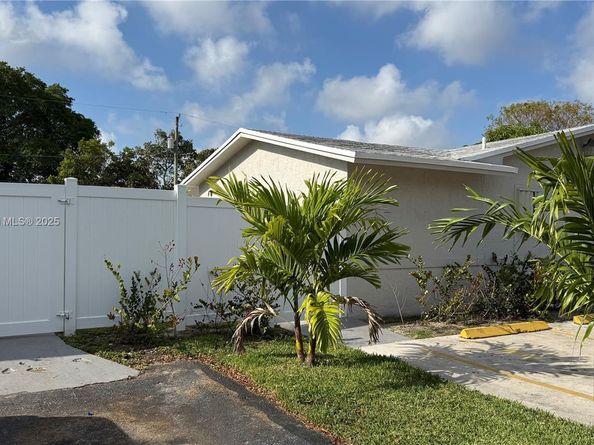 216 NW 12th St, Pompano Beach FL 33060