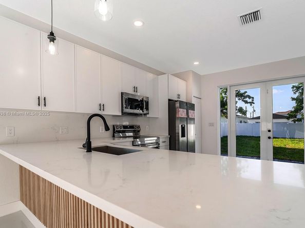 312 NW 9th St, Hallandale Beach FL 33009