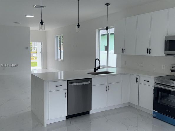312 NW 9th St, Hallandale Beach FL 33009