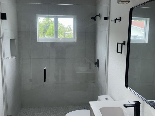 312 NW 9th St, Hallandale Beach FL 33009