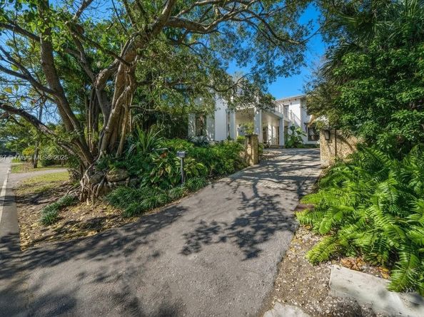 1621 S Bayshore Dr, Miami FL 33133