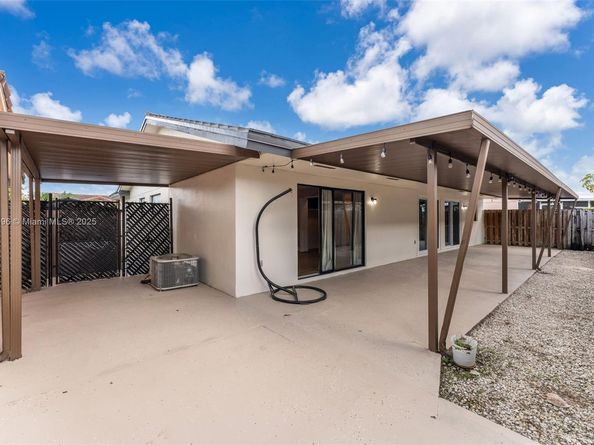 1052 NW 127th Path, Miami FL 33182