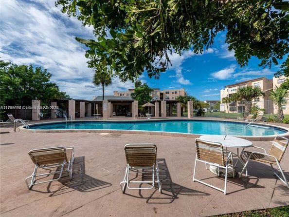 2841 Somerset Dr 117, Lauderdale Lakes FL 33311
