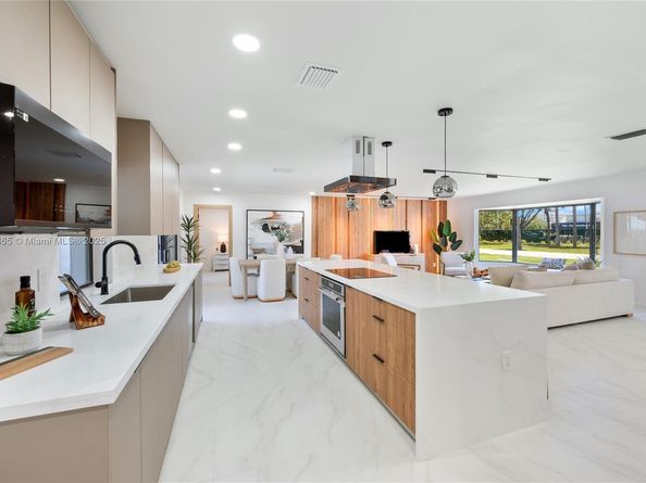 2415 NE 35th Dr, Fort Lauderdale FL 33308