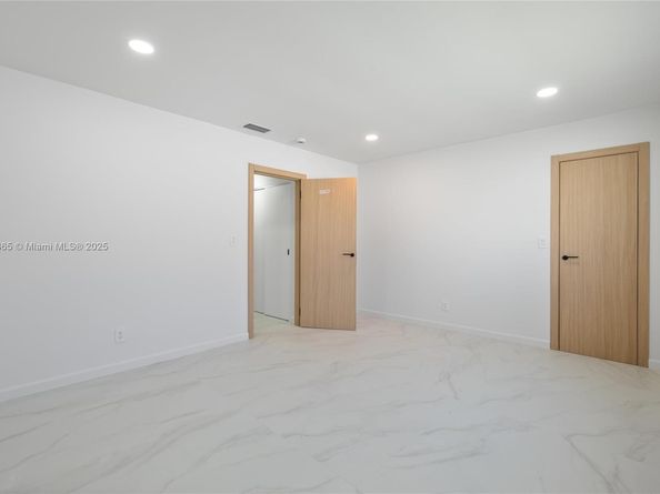 2415 NE 35th Dr, Fort Lauderdale FL 33308