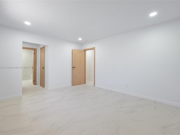 2415 NE 35th Dr, Fort Lauderdale FL 33308