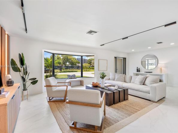 2415 NE 35th Dr, Fort Lauderdale FL 33308