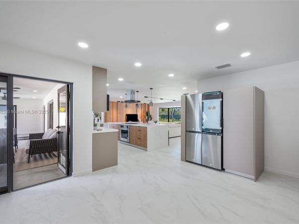 2415 NE 35th Dr, Fort Lauderdale FL 33308