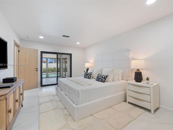 2415 NE 35th Dr, Fort Lauderdale FL 33308