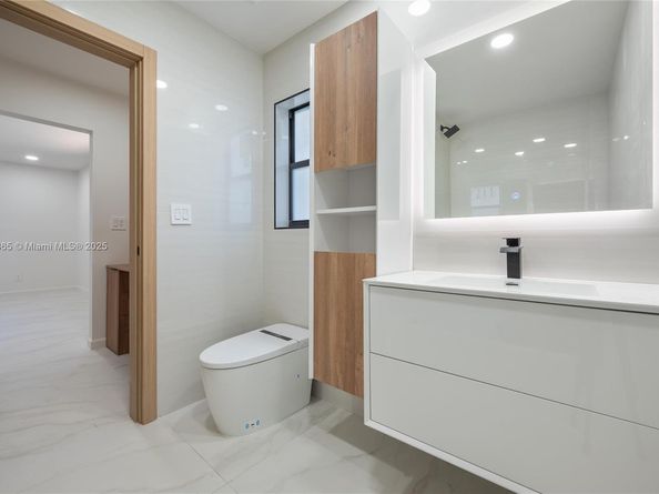 2415 NE 35th Dr, Fort Lauderdale FL 33308