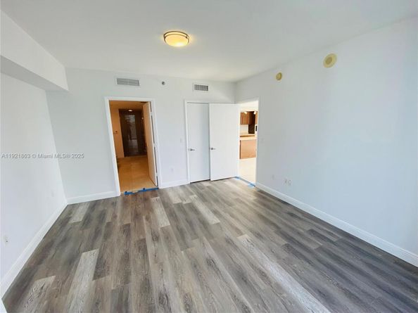 475 Brickell Ave 3715, Miami FL 33131