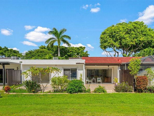 19435 E Lake Dr, Hialeah FL 33015