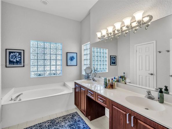 16260 La Costa Dr, Weston FL 33326