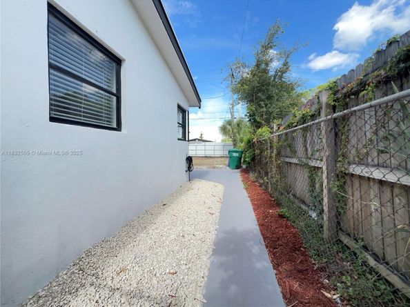515 NW 30th Ter, Fort Lauderdale FL 33311