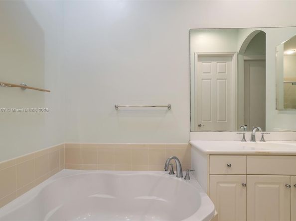 1384 Harbor View W, Hollywood FL 33019