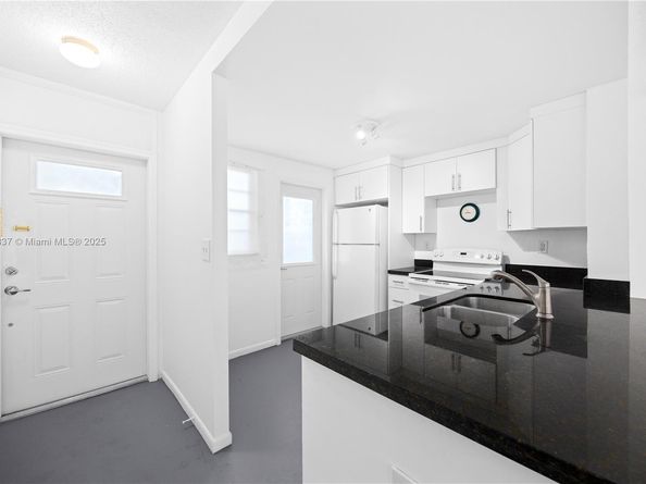 619 NE 14th Ave 304, Hallandale Beach FL 33009