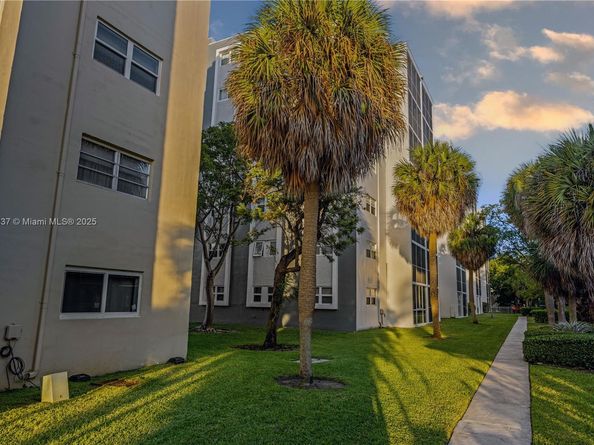 619 NE 14th Ave 304, Hallandale Beach FL 33009