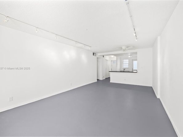 619 NE 14th Ave 304, Hallandale Beach FL 33009