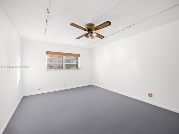 619 NE 14th Ave 304, Hallandale Beach FL 33009