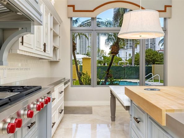 1504 Island Blvd, Aventura FL 33160