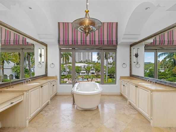 1504 Island Blvd, Aventura FL 33160