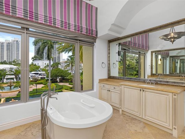 1504 Island Blvd, Aventura FL 33160