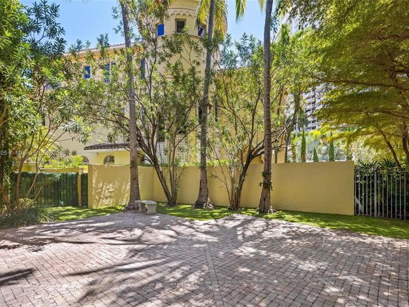 1504 Island Blvd, Aventura FL 33160