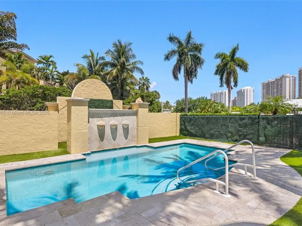 1504 Island Blvd, Aventura FL 33160