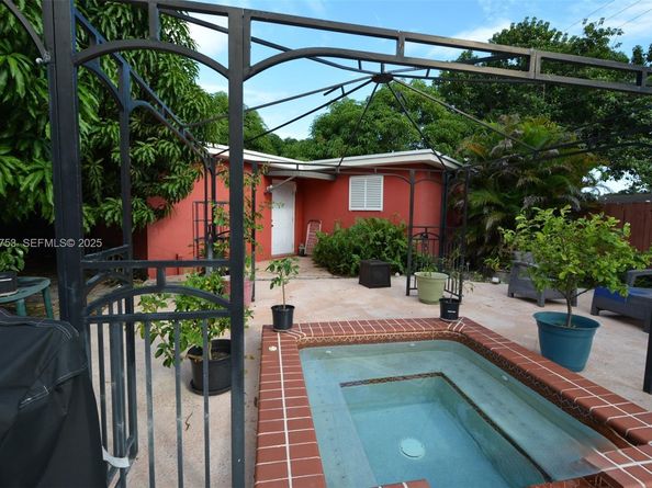 890 E 38th St, Hialeah FL 33013