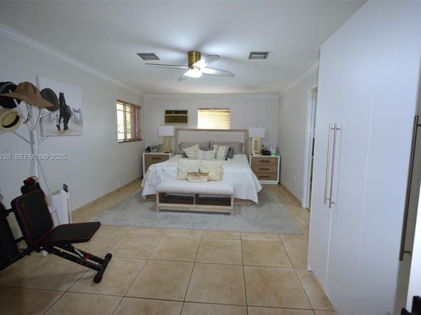 890 E 38th St, Hialeah FL 33013