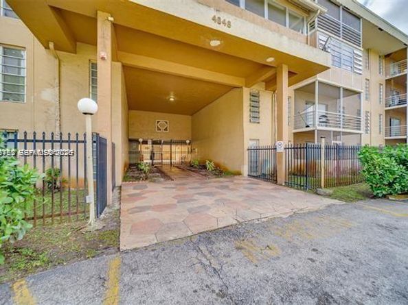 4848 NW 24th Ct 230, Lauderdale Lakes FL 33313