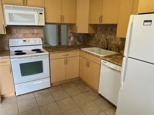 110 Lake Meryl Dr 216, West Palm Beach FL 33411