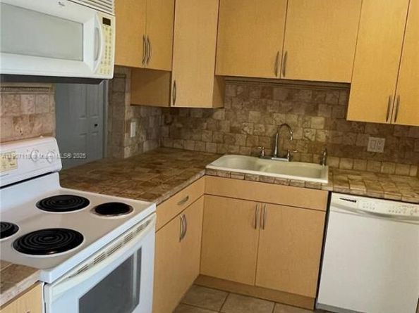 110 Lake Meryl Dr 216, West Palm Beach FL 33411