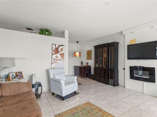 815 SW 10th Ter 20V, Hallandale Beach FL 33009