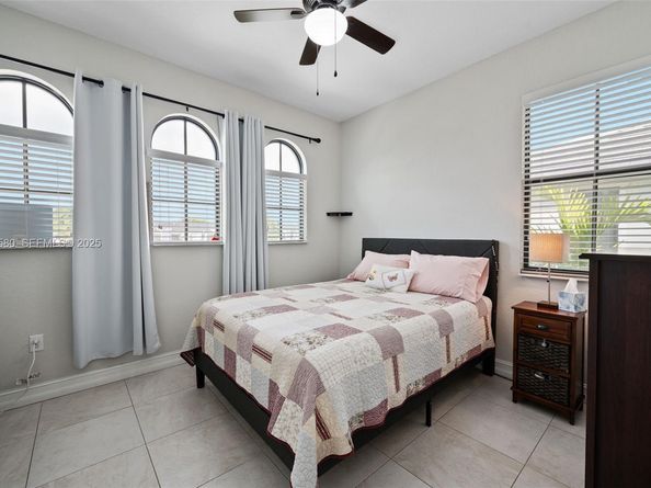 445 SW 113th Ln, Pembroke Pines FL 33025