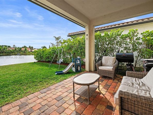 445 SW 113th Ln, Pembroke Pines FL 33025