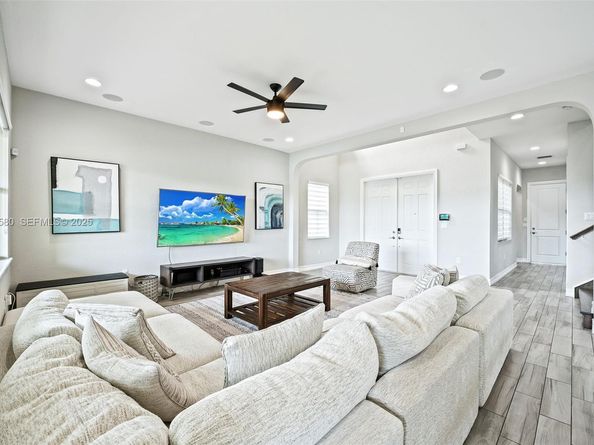 445 SW 113th Ln, Pembroke Pines FL 33025