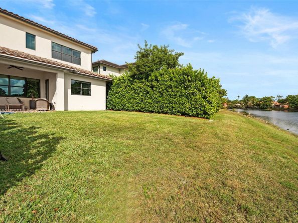 445 SW 113th Ln, Pembroke Pines FL 33025