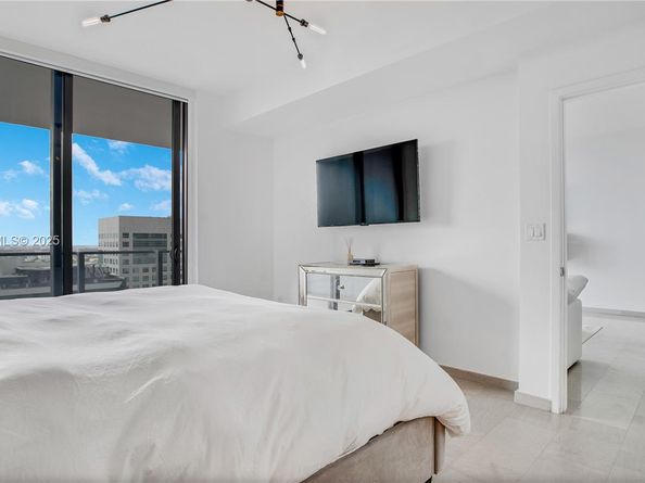 88 SW 7th St 2008, Miami FL 33130