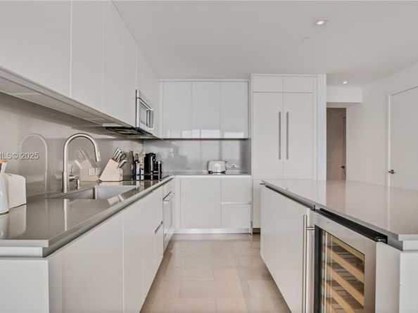 88 SW 7th St 2008, Miami FL 33130