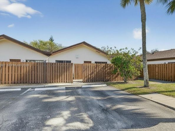 1748 NW 72nd Ave 84, Plantation FL 33313