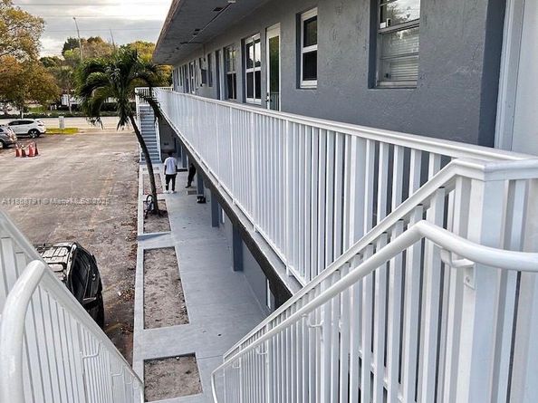 3265 Griffin Rd 205, Dania Beach FL 33312