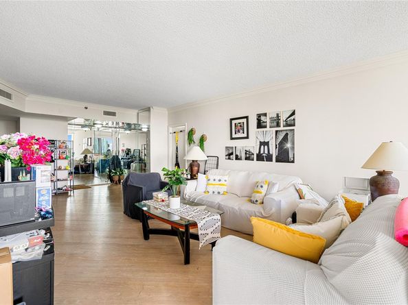 20281 E Country Club Dr 511, Aventura FL 33180