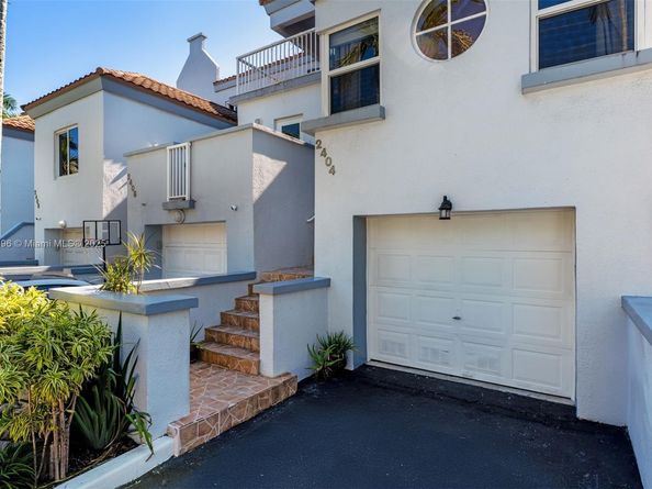 2404 NE 135th St 2404, North Miami FL 33181